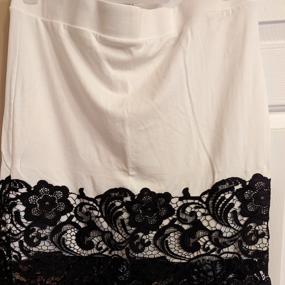 Size 2X cream skirt with black lace